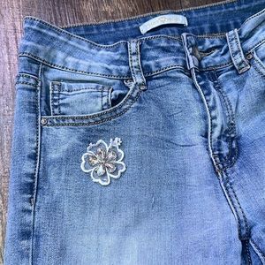 Flower detailed washed jean.
